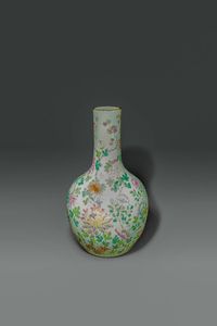 VASO - Vaso a bottiglia in porcellana con decoro di peonie in fiore e pipistrelli  Cina  dinastia Qing  XIX sec H cm  [..]