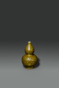 VASO - Vaso in porcellana a doppia zucca su sfondo marrone con decori in oro  Cina  Repubblica  XX sec H cm 19 Diam cm  [..]