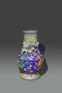 VASO - Vaso in porcellana policroma con draghi e bambini a rilievo  Cina  Repubblica  XX sec H cm 60 Diam cm 32