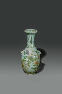 VASO - Vaso in porcellana Claire de Lune con lumeggiature oro  anse sagomate  mascheroni e figure di saggi  Cina  dinastia  [..]