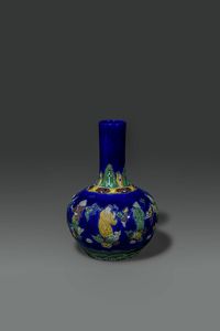 VASO - Vaso a forma di pallone in porcellana decorato con personaggi a rilevo policromi su sfondo blu cobalto  Cina   [..]