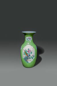 VASO - Vaso in porcellana su sfondo verde con dipinti di ucccelli e peonie entro riserve  Cina  Repubblica  XX sec  H  [..]