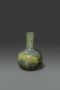 VASO - Grande vaso a pallone in porcellana a fondo giallo con decoro naturalistico a grisaille in stile Dayazhai  Cina  [..]