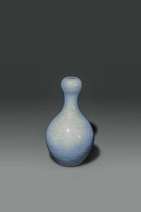 VASO : Vaso a forma di zucca blanc de chine decorato con draghi a rilievo  Cina  dinastia Qing  XIX Sec. H cm 41x23  - Asta Asta di Arte Orientale - Associazione Nazionale - Case d'Asta italiane