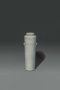 VASO - Vaso in porcellana craquel blanc de chine con mascheroni  Cina  dinastia Qing  epoca Kangxi (1662-1722) H cm  [..]