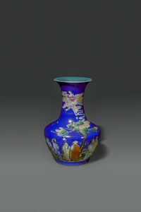 VASO - Vaso in porcellana di color blu cobalto con dipinti di vita quotidiana  Cina  dinastia Qing  XIX secolo Marchio  [..]