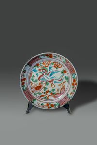PIATTO - Piatto in porcellana Swatow con decori floreali nei toni del verde e del rosso  Cina  dinastia Ming  XVI sec Diam  [..]