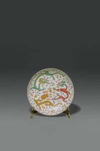 PIATTO - Piatto in porcellana con decori di draghi  Cina  dinastia Qing  XX sec  marchio apocrifo Guangxu (1875-1908) Diam  [..]