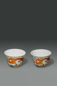 COPPIA DI TAZZINE - Coppia di tazzine in porcellana con decori di draghi  Cina  Repubblica  XX sec H cm 6 Diam cm 9