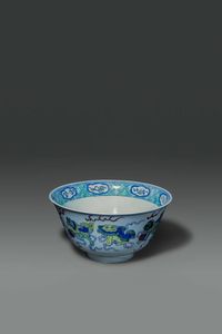 CIOTOLA - Ciotola in porcellana Doucai dipinta con Cani di Pho  Cina  dinastia Qing  periodo Daoguang (1821-1850) H cm 12  [..]