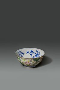 COPPA - Coppa in porcellana policroma con decori floreali dipinta all'interno con soggetti animali  Cina  dinastia Qing  [..]