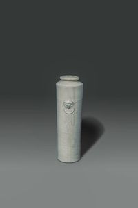 VASO : Vaso in porcellana craquel blanc de chine con mascheroni  Cina  dinastia Qing  epoca Kangxi (1662-1722) H cm 41  Diam cm 15  - Asta Asta di Arte Orientale - Associazione Nazionale - Case d'Asta italiane