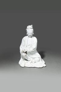 GUANYIN : Figura di Guanyin seduta in porcellana Dehua blanc de chine  Cina  dinastia Qing  XVIII sec H cm 27 5x19  - Asta Asta di Arte Orientale - Associazione Nazionale - Case d'Asta italiane