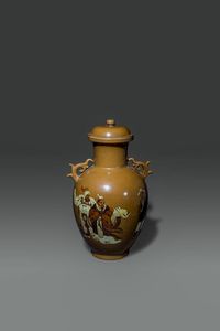 VASO - Vaso cappuccino con coperchio e manici decorato con personaggi su drago e iscrizioni al retro  Cina  dinastia  [..]