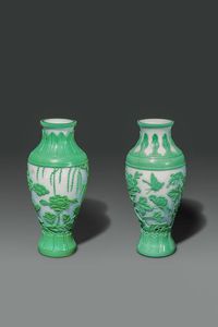 COPPIA DI VASI : Coppia di vasi in vetro Pechino con decoro naturalistico su sfondo verde e bianco  Cina  Repubblica  XX sec H cm 31 5 Diam cm 15  - Asta Asta di Arte Orientale - Associazione Nazionale - Case d'Asta italiane