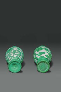 COPPIA DI VASI : Coppia di vasi in vetro Pechino con decoro naturalistico su sfondo verde e bianco  Cina  Repubblica  XX sec H cm 31 5 Diam cm 15  - Asta Asta di Arte Orientale - Associazione Nazionale - Case d'Asta italiane