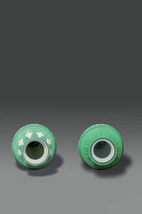 COPPIA DI VASI : Coppia di vasi in vetro Pechino con decoro naturalistico su sfondo verde e bianco  Cina  Repubblica  XX sec H cm 31 5 Diam cm 15  - Asta Asta di Arte Orientale - Associazione Nazionale - Case d'Asta italiane