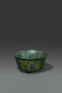 CIOTOLA - Ciotola in vetro con anima in rame con decori floreali  Cina  dinastia Qing  XIX secolo. H cm 7 5x16 5