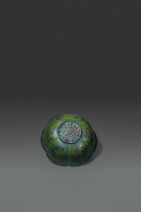 CIOTOLA : Ciotola in vetro con anima in rame con decori floreali  Cina  dinastia Qing  XIX secolo. H cm 7 5x16 5  - Asta Asta di Arte Orientale - Associazione Nazionale - Case d'Asta italiane