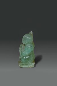 SCULTURA : Scultura di ragazzo seduto in giada  Cina  dinastia Qing  XIX sec H cm 11x8  - Asta Asta di Arte Orientale - Associazione Nazionale - Case d'Asta italiane