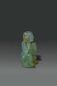 SCULTURA : Scultura di ragazzo seduto in giada  Cina  dinastia Qing  XIX sec H cm 11x8  - Asta Asta di Arte Orientale - Associazione Nazionale - Case d'Asta italiane