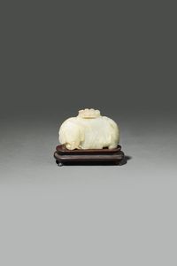 ELEFANTE : Intaglio in giada bianca con russet raffigurante elefante  sulla schiena una coperta drappeggiata  CIna  dinastia Ming  XVII sec H cm 6x9  - Asta Asta di Arte Orientale - Associazione Nazionale - Case d'Asta italiane