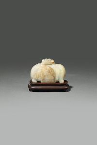 ELEFANTE : Intaglio in giada bianca con russet raffigurante elefante  sulla schiena una coperta drappeggiata  CIna  dinastia Ming  XVII sec H cm 6x9  - Asta Asta di Arte Orientale - Associazione Nazionale - Case d'Asta italiane