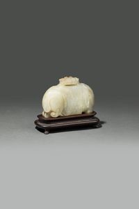 ELEFANTE : Intaglio in giada bianca con russet raffigurante elefante  sulla schiena una coperta drappeggiata  CIna  dinastia Ming  XVII sec H cm 6x9  - Asta Asta di Arte Orientale - Associazione Nazionale - Case d'Asta italiane
