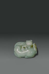 SCULTURA - Gruppo scolpito in giada celadon rappresentante felini accovacciati  Cina  dinastia Qing  XIX sec cm 5x4