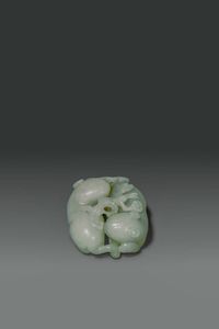 SCULTURA : Gruppo scolpito in giada celadon rappresentante felini accovacciati  Cina  dinastia Qing  XIX sec cm 5x4  - Asta Asta di Arte Orientale - Associazione Nazionale - Case d'Asta italiane