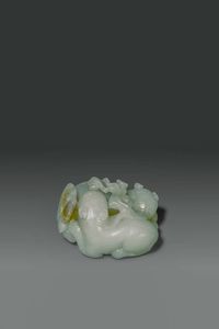 SCULTURA : Gruppo scolpito in giada celadon rappresentante felini accovacciati  Cina  dinastia Qing  XIX sec cm 5x4  - Asta Asta di Arte Orientale - Associazione Nazionale - Case d'Asta italiane