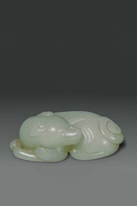 FIGURA DI CANE - Figura di cane scolpito in giada celadon  Cina  dinastia Qing  XIX secolo cm 6x3