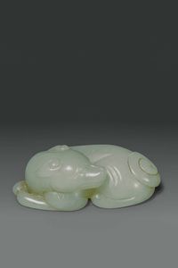 FIGURA DI CANE : Figura di cane scolpito in giada celadon  Cina  dinastia Qing  XIX secolo cm 6x3  - Asta Asta di Arte Orientale - Associazione Nazionale - Case d'Asta italiane