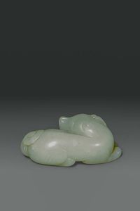 FIGURA DI CANE : Figura di cane scolpito in giada celadon  Cina  dinastia Qing  XIX secolo cm 6x3  - Asta Asta di Arte Orientale - Associazione Nazionale - Case d'Asta italiane