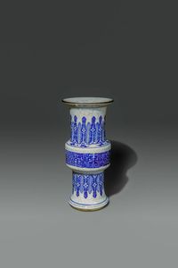 VASO - Vaso Gu in porcellana con decori di ispirazione arcaica sui toni del bianco e blu  Cina  dinastia Qing  XIX sec  [..]