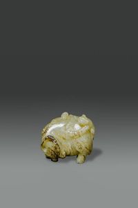 SCULTURA DI BUFALO - Scultura di bufalo in giada sormontato da bambini  color celadon con russet  Cina  dinastia Ming  XVII sec cm  [..]