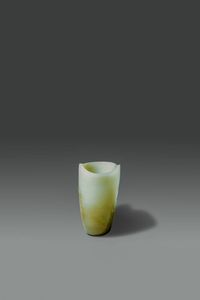RITHON : Rithon in giada celadon con russet  Cina  dinastia Qing  XVIII sec H cm 8.3x9.5  - Asta Asta di Arte Orientale - Associazione Nazionale - Case d'Asta italiane