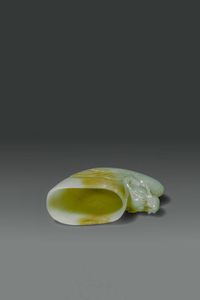RITHON : Rithon in giada celadon con russet  Cina  dinastia Qing  XVIII sec H cm 8.3x9.5  - Asta Asta di Arte Orientale - Associazione Nazionale - Case d'Asta italiane