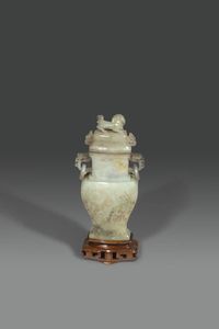 VASO - Vaso con coperchio sormontato da cane di Pho in giada celadon con russet  Cina  dinastia Qing  XIX sec H cm 19  [..]