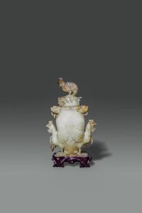 VASO - Vaso in giada bianca con russet  intagliato con uccelli e manici a forma di drago  Cina  dinastia Qing  XIX sec  [..]