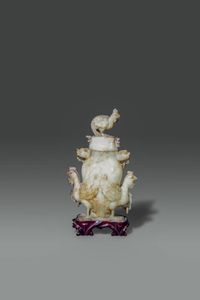 VASO : Vaso in giada bianca con russet  intagliato con uccelli e manici a forma di drago  Cina  dinastia Qing  XIX sec H cm 21  - Asta Asta di Arte Orientale - Associazione Nazionale - Case d'Asta italiane