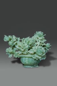 SCULTURA DI VASO CON FIORI - Scultura in giadeite verde raffigurante vaso con fiori Cina  Repubblica XX sec H cm 20x29