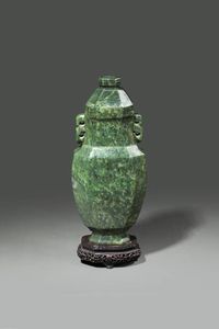 VASO - Vaso con coperchio a doppia ansa scolpito in giada spinacio  Cina  dinastia Qing  epoca Jiaqing (1769-1820) H  [..]