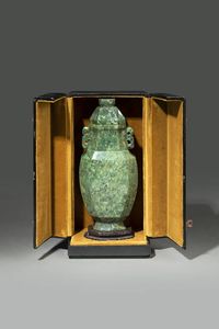 VASO : Vaso con coperchio a doppia ansa scolpito in giada spinacio  Cina  dinastia Qing  epoca Jiaqing (1769-1820) H cm 31x14  - Asta Asta di Arte Orientale - Associazione Nazionale - Case d'Asta italiane