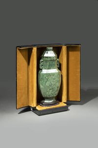 VASO : Vaso con coperchio a doppia ansa scolpito in giada spinacio  Cina  dinastia Qing  epoca Jiaqing (1769-1820) H cm 31x14  - Asta Asta di Arte Orientale - Associazione Nazionale - Case d'Asta italiane