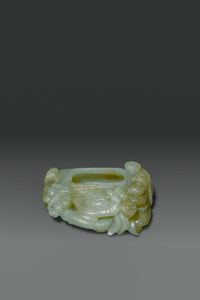 CALAMAIO - Calamaio in giada celadon scolpito con figure e fiori di loto  Cina  dinastia Qing  XIX sec cm 7 5x6