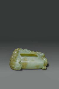 CALAMAIO : Calamaio in giada celadon scolpito con figure e fiori di loto  Cina  dinastia Qing  XIX sec cm 7 5x6  - Asta Asta di Arte Orientale - Associazione Nazionale - Case d'Asta italiane