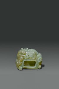 CALAMAIO : Calamaio in giada celadon scolpito con figure e fiori di loto  Cina  dinastia Qing  XIX sec cm 7 5x6  - Asta Asta di Arte Orientale - Associazione Nazionale - Case d'Asta italiane