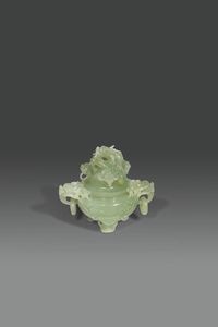 INCENSIERE - Incensiere tripode scolpito in giadeite verde con anse ad anello e presa a foggia di leone  Cina  Repubblica   [..]