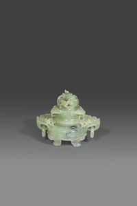 INCENSIERE : Incensiere tripode scolpito in giadeite verde con anse ad anello e presa a foggia di leone  Cina  Repubblica  XX sec H cm 17x19  - Asta Asta di Arte Orientale - Associazione Nazionale - Case d'Asta italiane